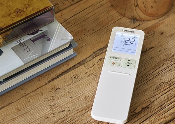 Varmeregulator for innemiljøkontroll med digital skjerm.