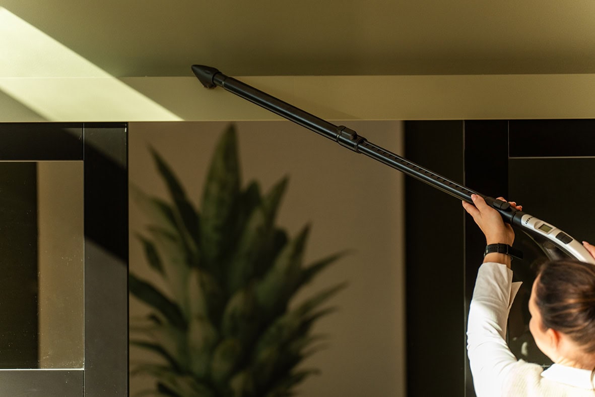 Person som bruker støvsuger for å forbedre innemiljøet i et moderne kontor.