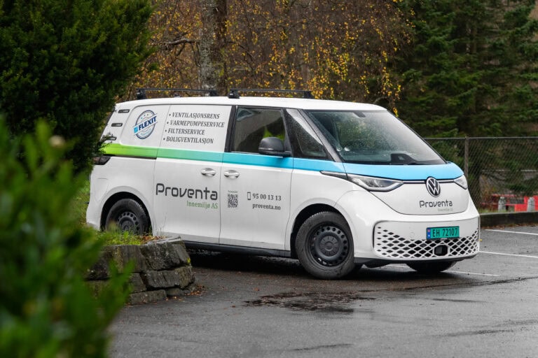 Servicebil fra Proventa Innemiljø AS parkert i utendørs område.