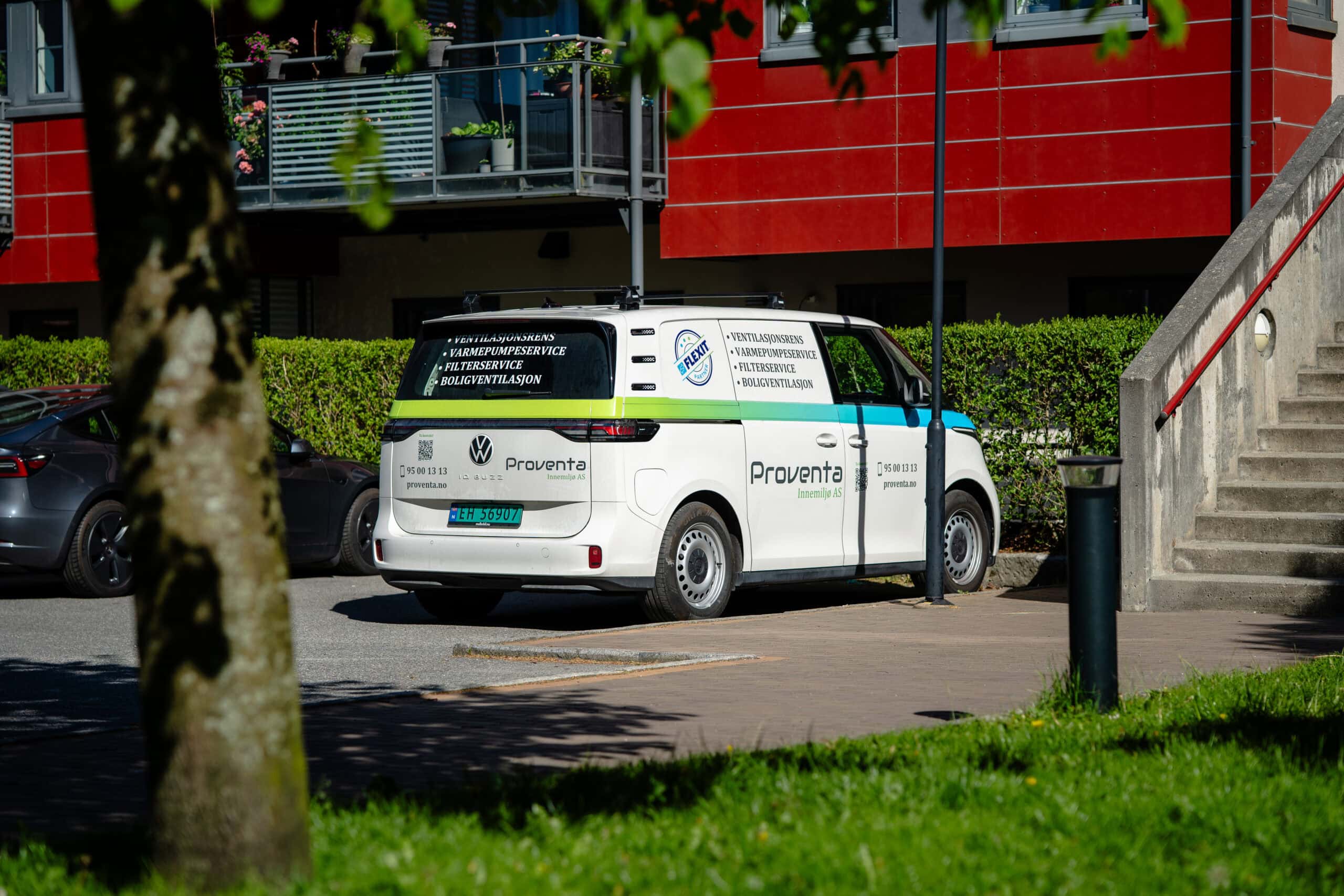 Servicebil med Proventa Innemiljø AS logo og kontaktinformasjon, parkert ved boligområde.
