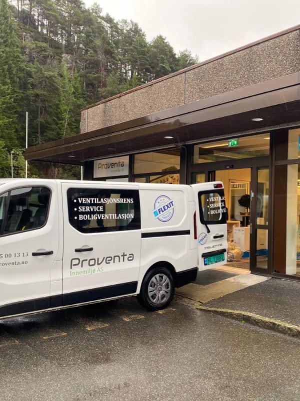 Proventa innemiljøfirma med servicebil utenfor kontorbygg.